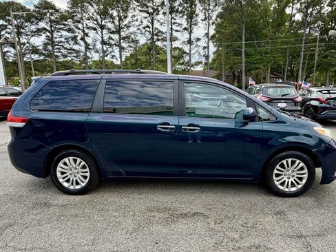 Used 2012 Toyota Sienna XLE FWD image 6