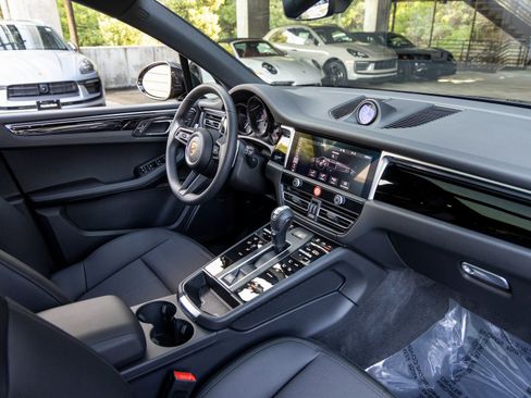 Certified 2025 Porsche Macan AWD/4WD image 52