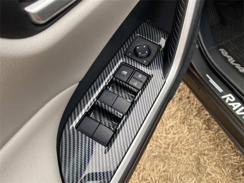 Used 2019 Toyota RAV4 XLE image 18