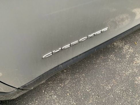 Used 2021 Jeep Cherokee Latitude Lux AWD/4WD image 4