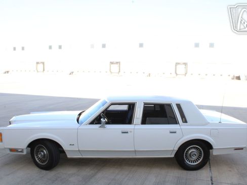 Used 1989 Lincoln Town Car image 2