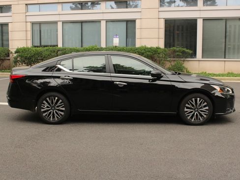 Used 2025 Nissan Altima 2.5 SV FWD image 6