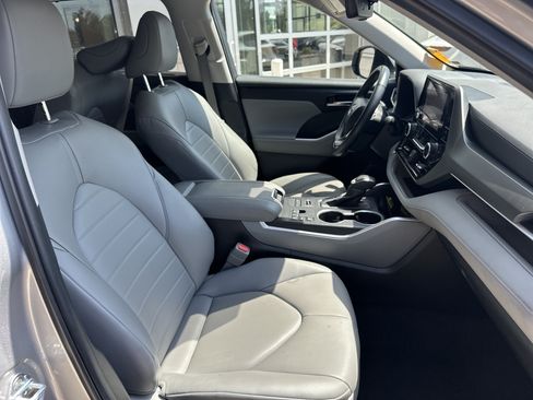 Used 2024 Toyota Highlander XLE AWD/4WD image 25