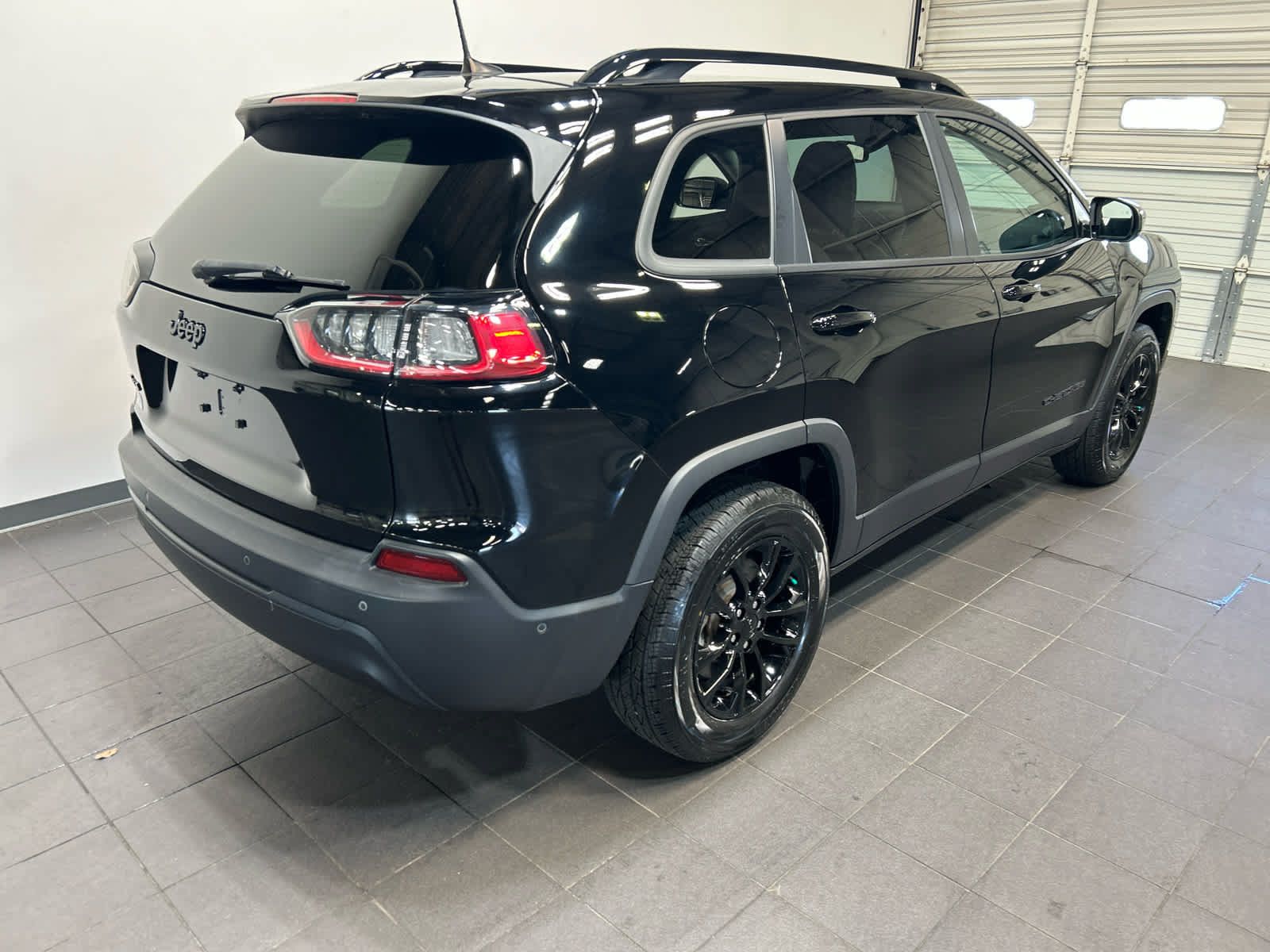 Used 2023 Jeep Cherokee Altitude Lux AWD/4WD image 3
