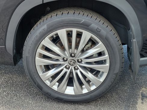 Certified 2024 Toyota Highlander Platinum FWD image 9