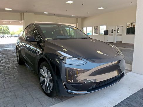 Used 2024 Tesla Model Y 2WD image 2