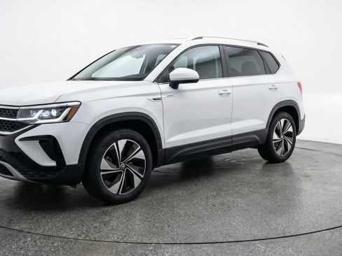 Used 2025 Volkswagen Taos SE AWD/4WD image 3