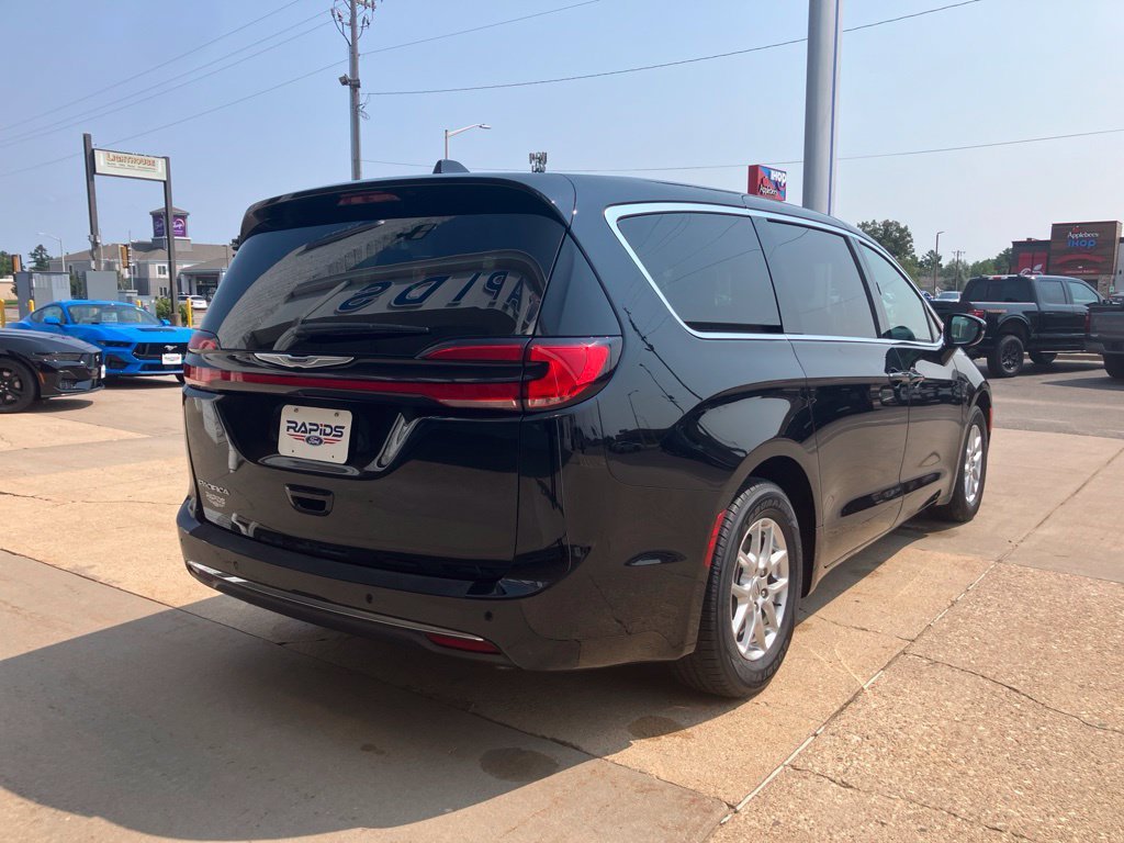 Used 2025 Chrysler Pacifica Select FWD image 7