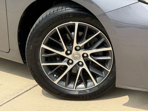 Used 2017 Lexus ES 350 w/ Luxury Package FWD image 2