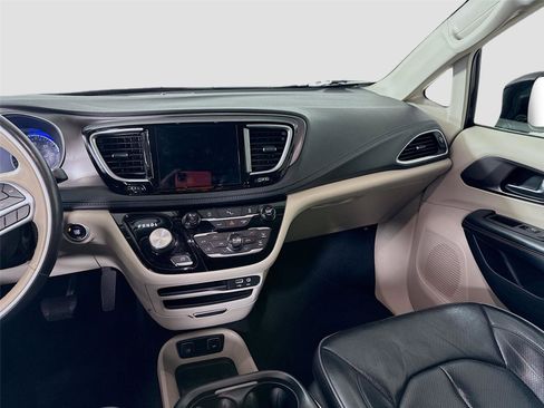 Used 2019 Chrysler Pacifica Limited FWD image 17