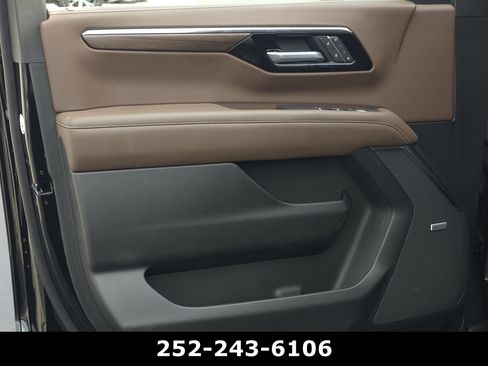 Used 2025 Chevrolet Suburban High Country AWD/4WD image 29