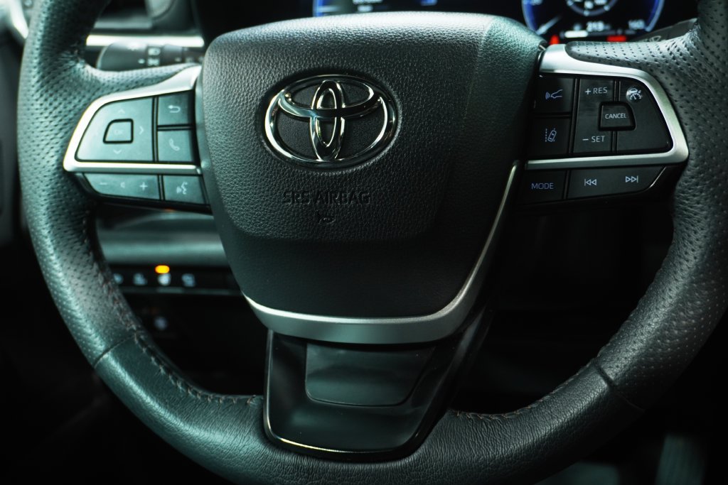 Used 2025 Toyota Sienna Platinum AWD/4WD image 22