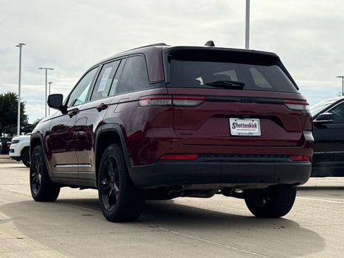 Used 2023 Jeep Grand Cherokee Altitude AWD/4WD image 6