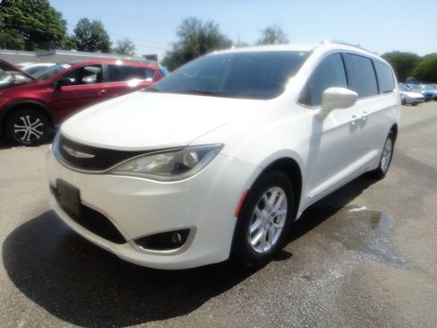 Used 2020 Chrysler Pacifica Touring-L FWD image 1