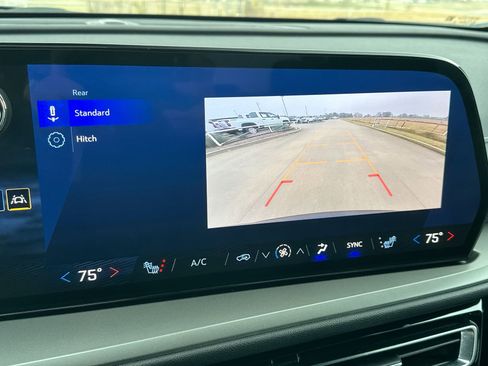 Used 2025 Chevrolet Traverse LT image 17