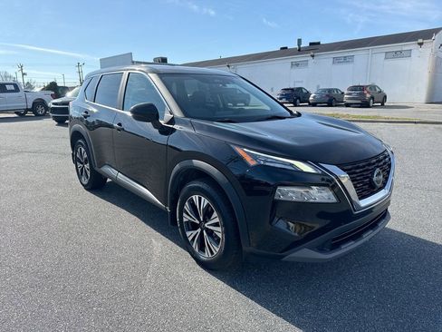 Used 2023 Nissan Rogue SV image 2