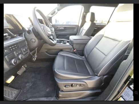 Used 2025 Chevrolet Suburban Premier w/ Sun And Tow Package image 9