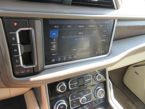 Used 2021 GMC Yukon XL Denali w/ Denali Ultimate Package AWD/4WD image 33