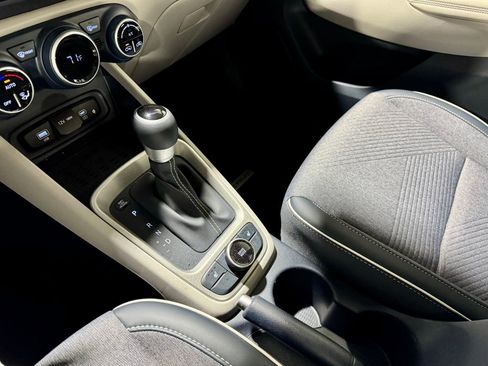 Used 2025 Hyundai Venue Limited image 21