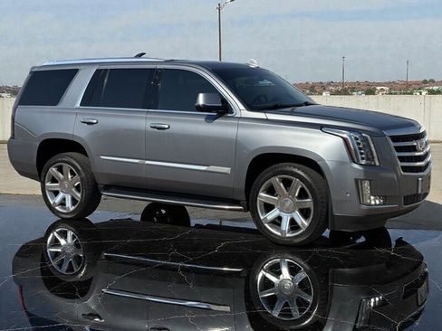 Used 2020 Cadillac Escalade Premium Luxury image 3