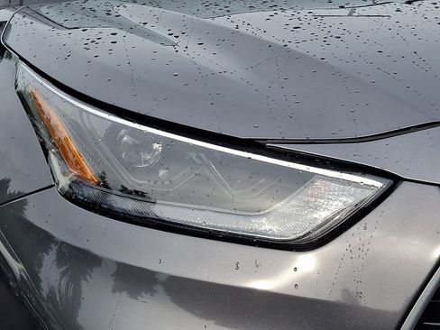 Used 2024 Toyota Highlander XLE AWD/4WD image 9