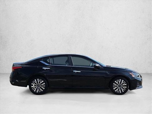 Used 2024 Nissan Altima 2.5 SV FWD image 4