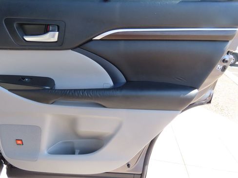 Used 2016 Toyota Highlander Limited image 26