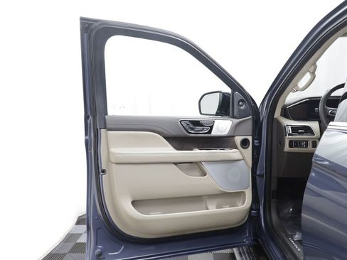 Used 2023 Lincoln Navigator Reserve AWD/4WD image 4