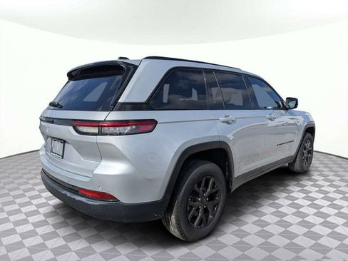 Used 2025 Jeep Grand Cherokee Altitude AWD/4WD image 3