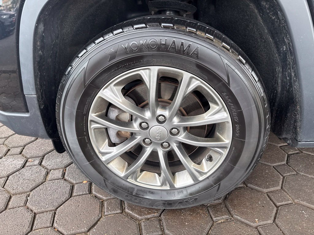 Used 2020 Jeep Cherokee Latitude Plus AWD/4WD image 10