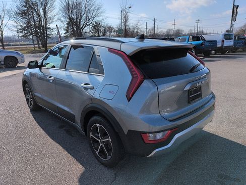 Certified 2025 Kia Niro LX image 5