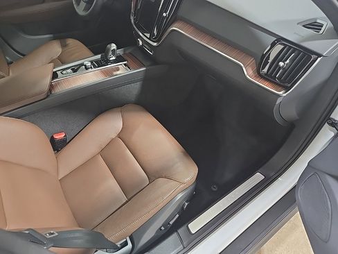 Used 2025 Volvo V60 B5 Cross Country Plus image 20