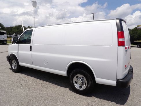 Used 2021 Chevrolet Express 2500 image 4