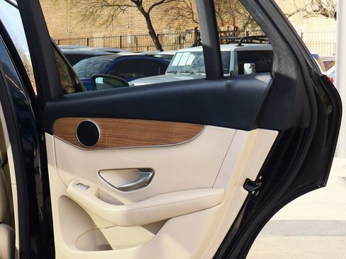 Used 2018 Mercedes-Benz GLC 300 w/ Premium Package image 27