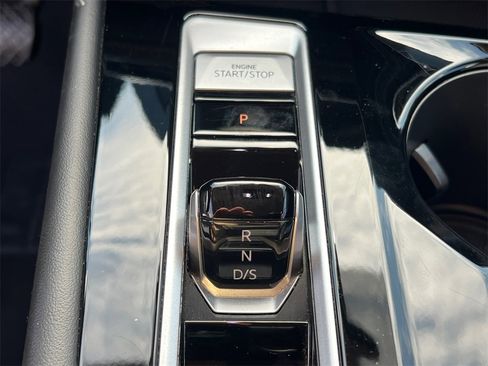 Used 2024 Volkswagen Atlas SE image 32