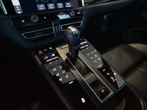 Certified 2024 Porsche Macan AWD/4WD image 19