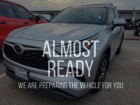 Used 2022 Toyota Highlander XLE image 2