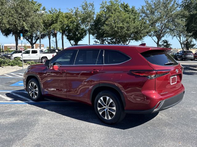 Used 2021 Toyota Highlander XLE FWD image 6