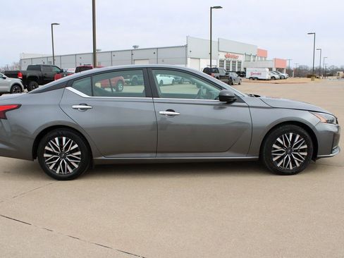 Used 2024 Nissan Altima 2.5 SV image 4
