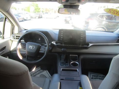 Used 2022 Toyota Sienna LE FWD image 21