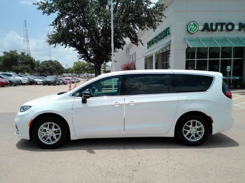 Used 2026 Chrysler Pacifica Select FWD image 10