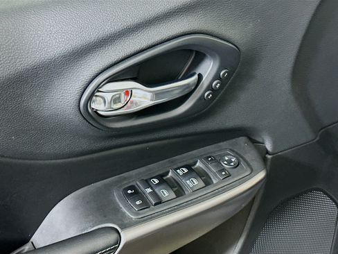 Used 2019 Jeep Cherokee Limited w/ Technology Group FWD image 15