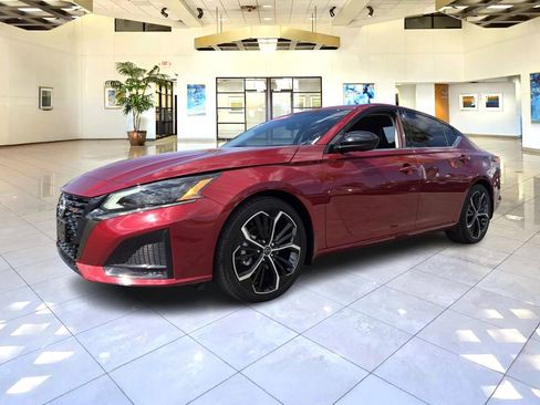 Certified 2024 Nissan Altima 2.5 SR image 3