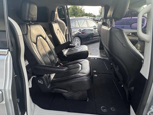 Used 2020 Chrysler Pacifica Touring-L image 14