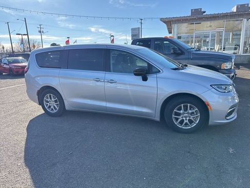 Used 2024 Chrysler Pacifica Touring-L image 3