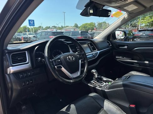 Used 2018 Toyota Highlander Limited Platinum AWD/4WD image 16
