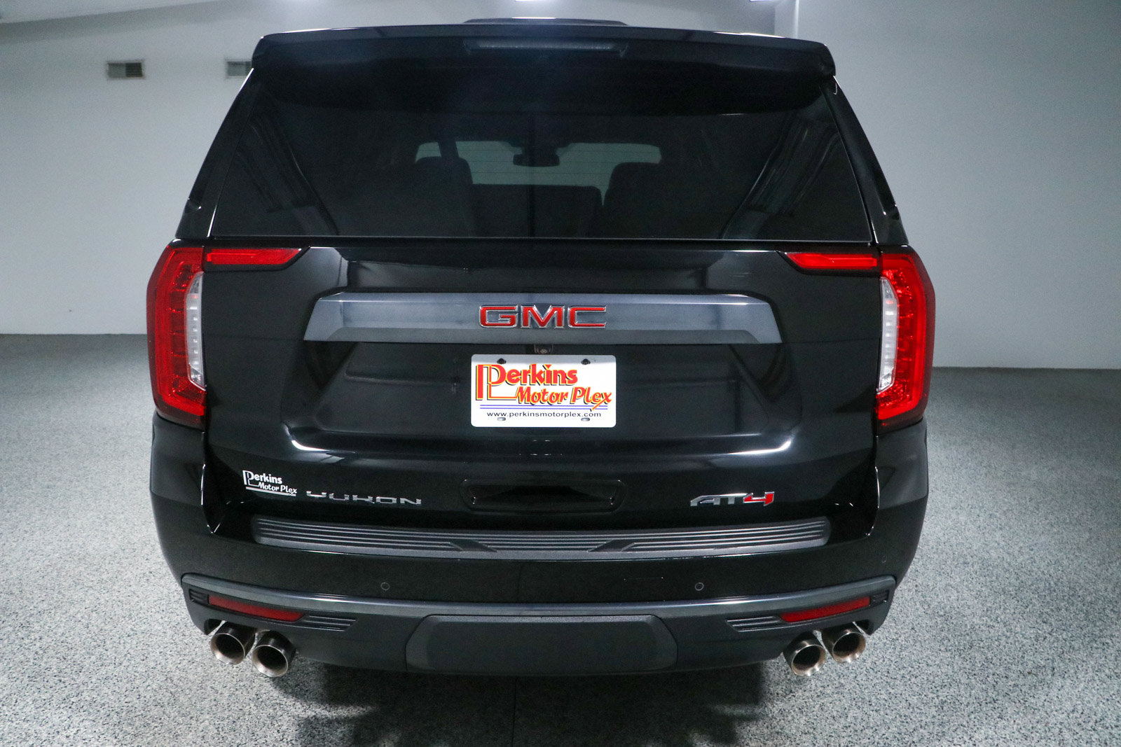 Used 2024 GMC Yukon AT4 w/ Technology Package AWD/4WD image 8