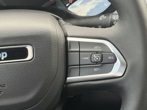 Used 2025 Jeep Compass Latitude AWD/4WD image 13