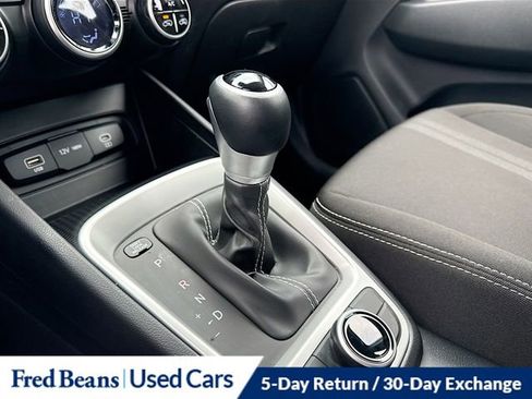 Used 2025 Hyundai Venue SEL image 17