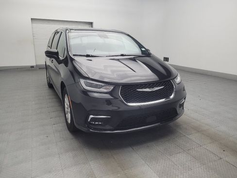 Used 2023 Chrysler Pacifica Touring FWD image 13